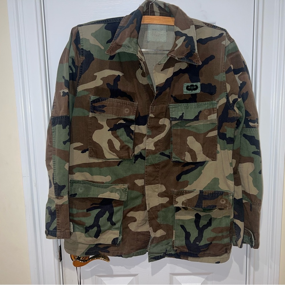US Army Vintage Military Button Up Jacket BELIEVED Small 3 sm barracks sewn hole
